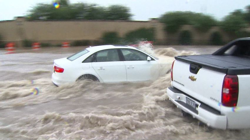 texas flooding rain cars road raw_00001105.jpg