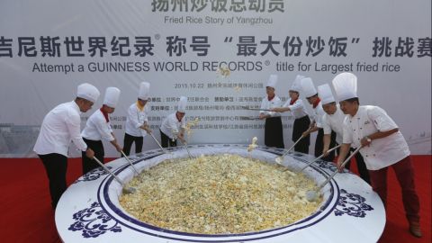 More than 300 people churned out 4,192 kilograms of fried rice, a signature cuisine from the of Yangzhou on October 22, 2015.