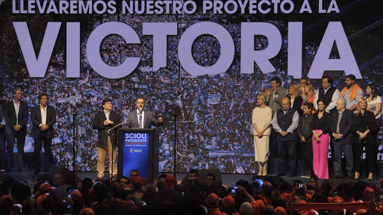 Argentine presidential candidate Daniel Scioli (C  delivers a speech at the party's headquarters in Buenos Aires on October 25, 2015. Buenos Aires Governor Daniel Scioli led Argentina's presidential election race as counting got under way Sunday, but it was unclear whether he would avoid a runoff against his conservative rival Mauricio Macri.   AFP PHOTO / ALEJANDRO PAGNI        (Photo credit should read ALEJANDRO PAGNI/AFP/Getty Images)