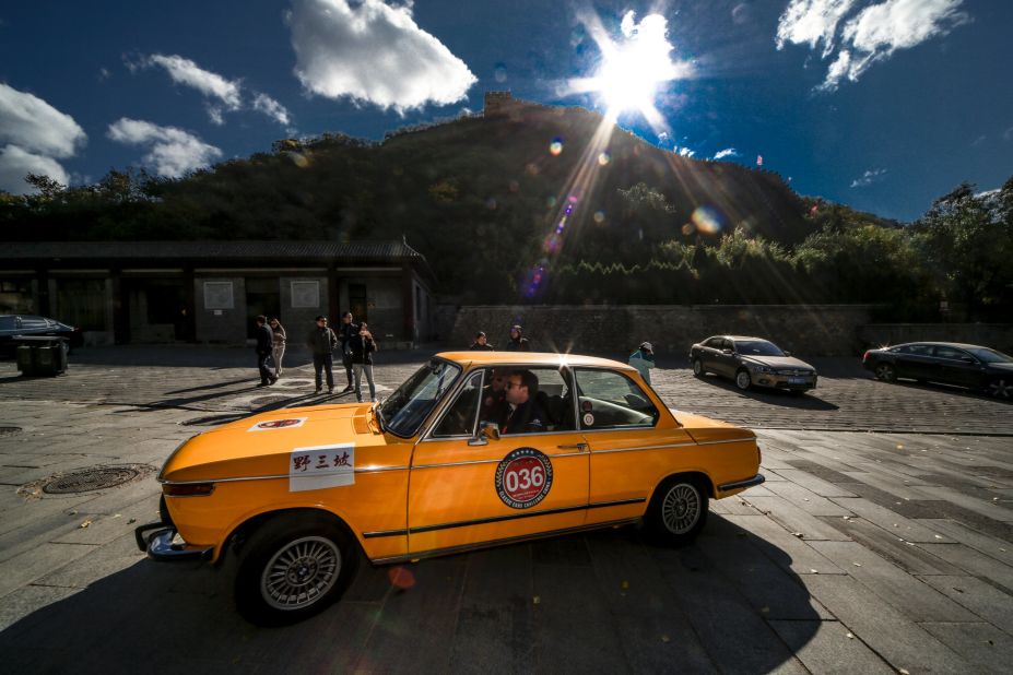 2 hours before the start, we were loaned a yellow 1971 BMW 2002. The race began after an opening ceremony at the Great Wall (pictured in the background). <br />