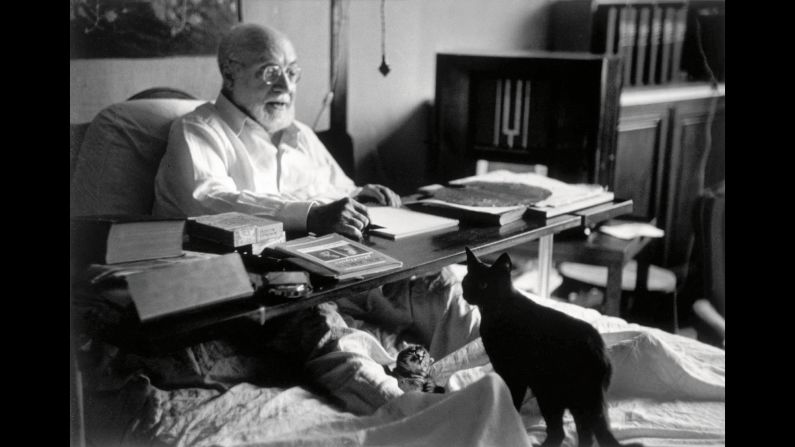 Henri Matisse, known for such works as "The Dance," kept several cats, including Coussi, la Puce and Minouche. They also popped up in his paintings, including <a href="index.php?page=&url=https%3A%2F%2Fs-media-cache-ak0.pinimg.com%2F736x%2F8c%2F4e%2F4a%2F8c4e4a35462af7ec6193eb86dfb1407d.jpg" target="_blank" target="_blank">"Girl with a Black Cat."</a> The cat in the picture looks quite relaxed; apparently Matisse was the same way around his pets.