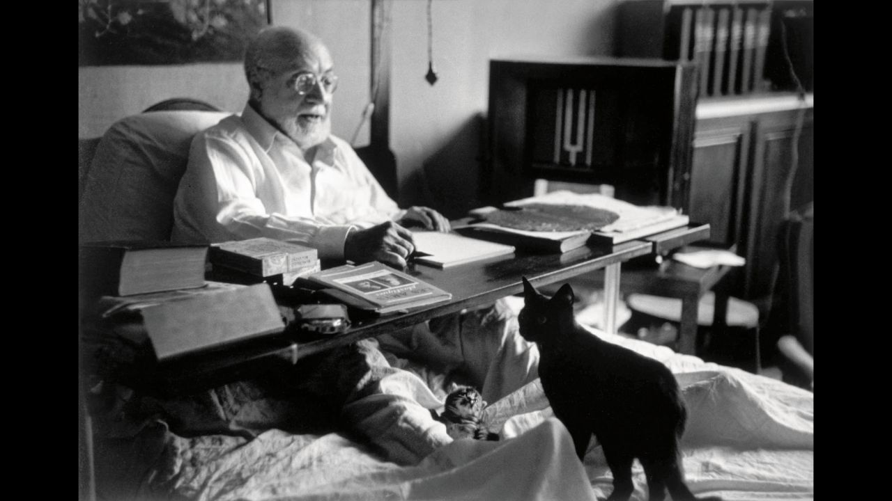 Henri Matisse, known for such works as "The Dance," kept several cats, including Coussi, la Puce and Minouche. They also popped up in his paintings, including <a href="https://s-media-cache-ak0.pinimg.com/736x/8c/4e/4a/8c4e4a35462af7ec6193eb86dfb1407d.jpg" target="_blank" target="_blank">"Girl with a Black Cat."</a> The cat in the picture looks quite relaxed; apparently Matisse was the same way around his pets.