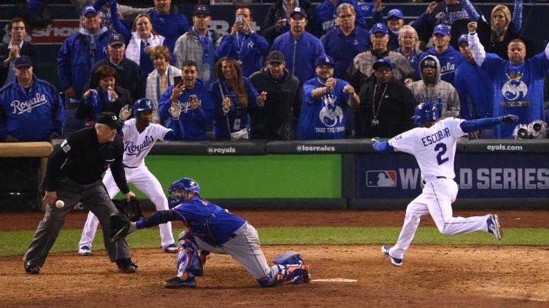 Kansas City shortstop Alcides Escobar scores the winning run past New York Mets catcher Travis d'Arnaud.