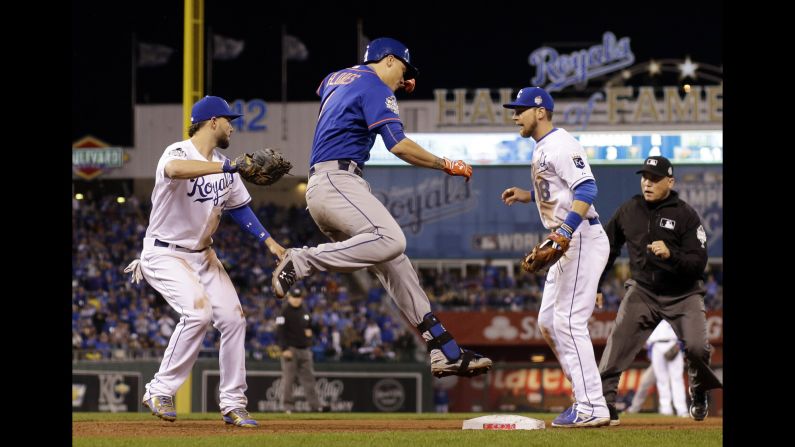 Royals first baseman Eric Hosmer, left, tags out Mets shortstop Wilmer Flores.