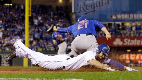 Kansas City's Eric Hosmer slides out at first as the Mets' Lucas Duda takes the throw.