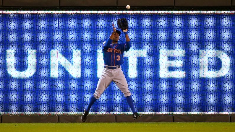 Mets right fielder Curtis Granderson makes a catch.