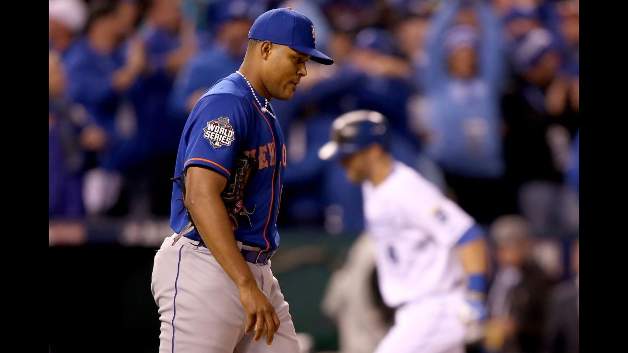 Jeurys Familia of the Mets reacts after Alex Gordon of the Royals hits a solo home run in the ninth inning.
