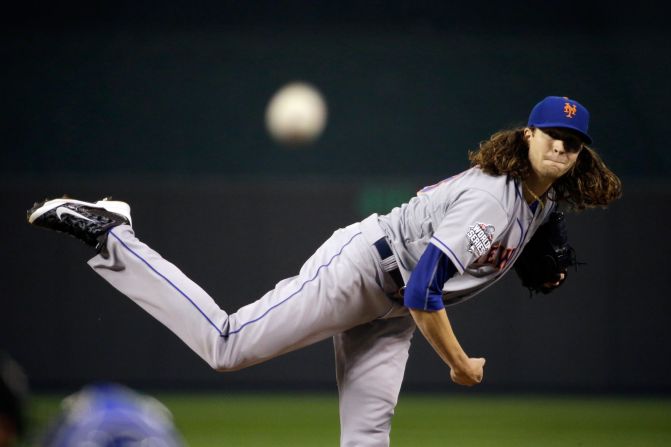Jacob deGrom of the Mets throws a pitch against the Royals.