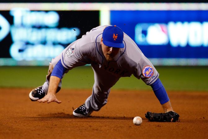 New York Mets player Lucas Duda makes an error on a ball hit by Ben Zobrist of the Royals in the fourth inning.
