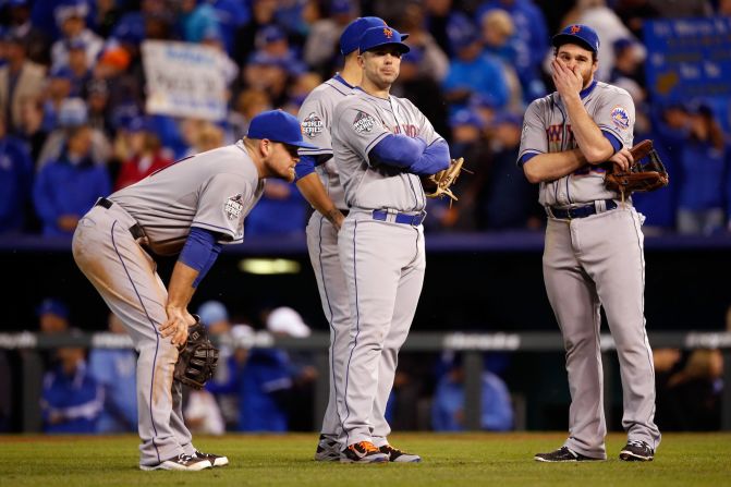 Mets David Wright, center, and Daniel Murphy, right, react in the eighth inning against the Kansas City Royals.