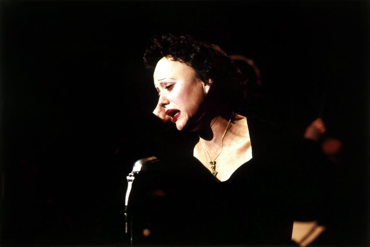 Marion Cotillard, who played Edith Piaf in 2007's "La Vie en Rose," defeated nominees such as Julie Christie ("Away From Her") and Laura Linney ("The Savages").