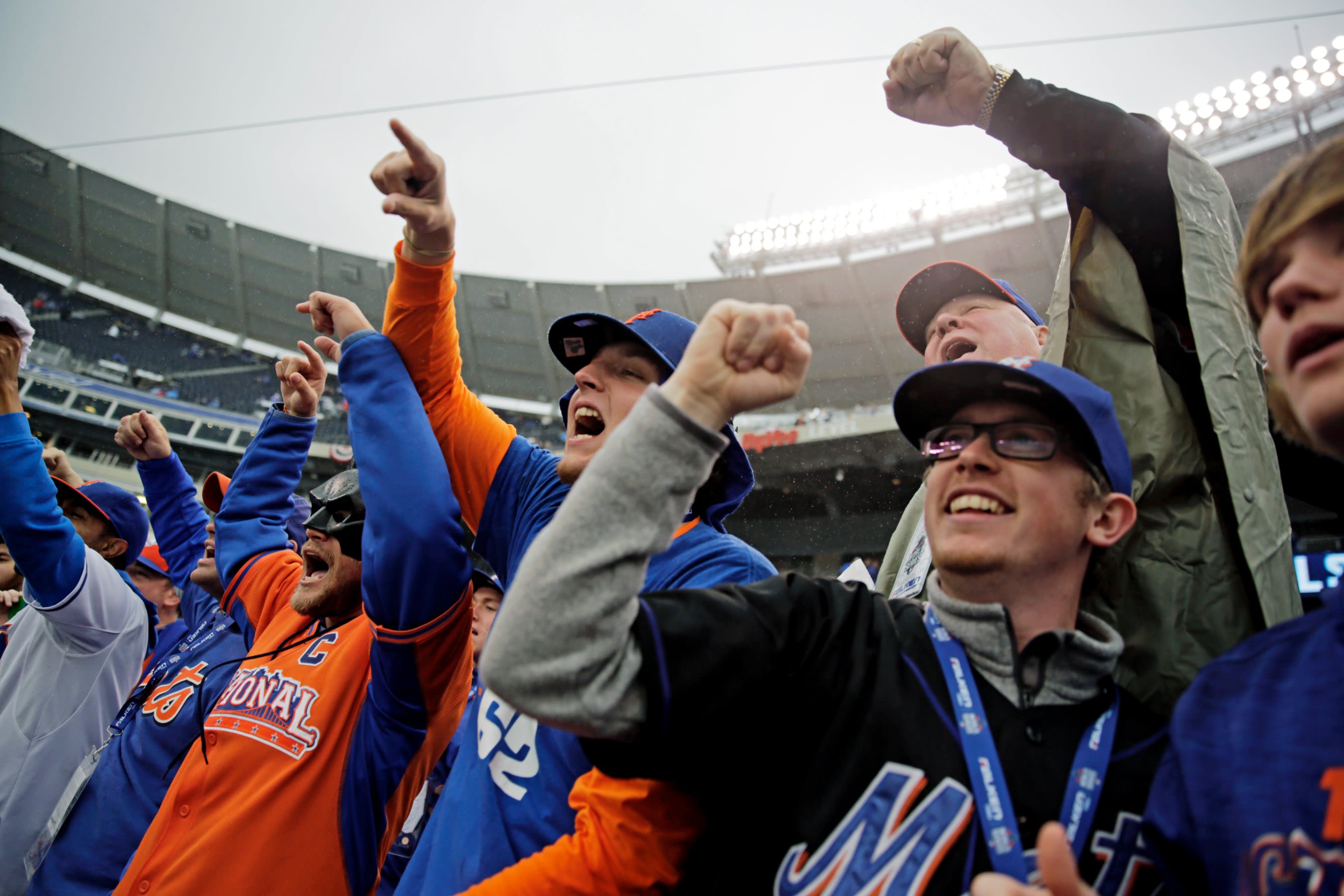 Mets Fans Briefly Revel in an Undefeated Season - The New York Times