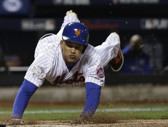 Mets center fielder Juan Lagares scores on a hit by Juan Uribe.