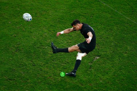 Dan Carter's boot again proved ever reliable for the All Blacks at Twickenham with 19 points in the final to give him man of the match status.