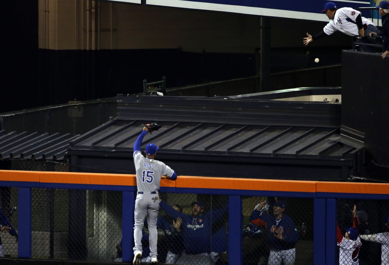 The Royals' Alex Rios can't catch a home run hit by the Mets' Michael Conforto during the fifth inning.