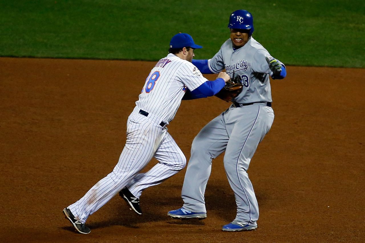 Daniel Murphy of the Mets tags Salvador Perez of the Royals before completing a double play in the eighth inning.