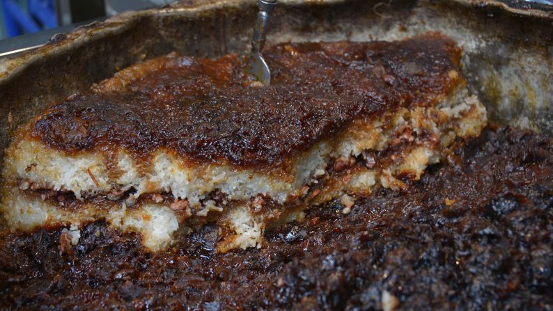 Cooked overnight in a zeng -- a traditional earthen utensil -- most vendors only prepare one batch of zenggao (glutinous rice and date layered cake) a day.