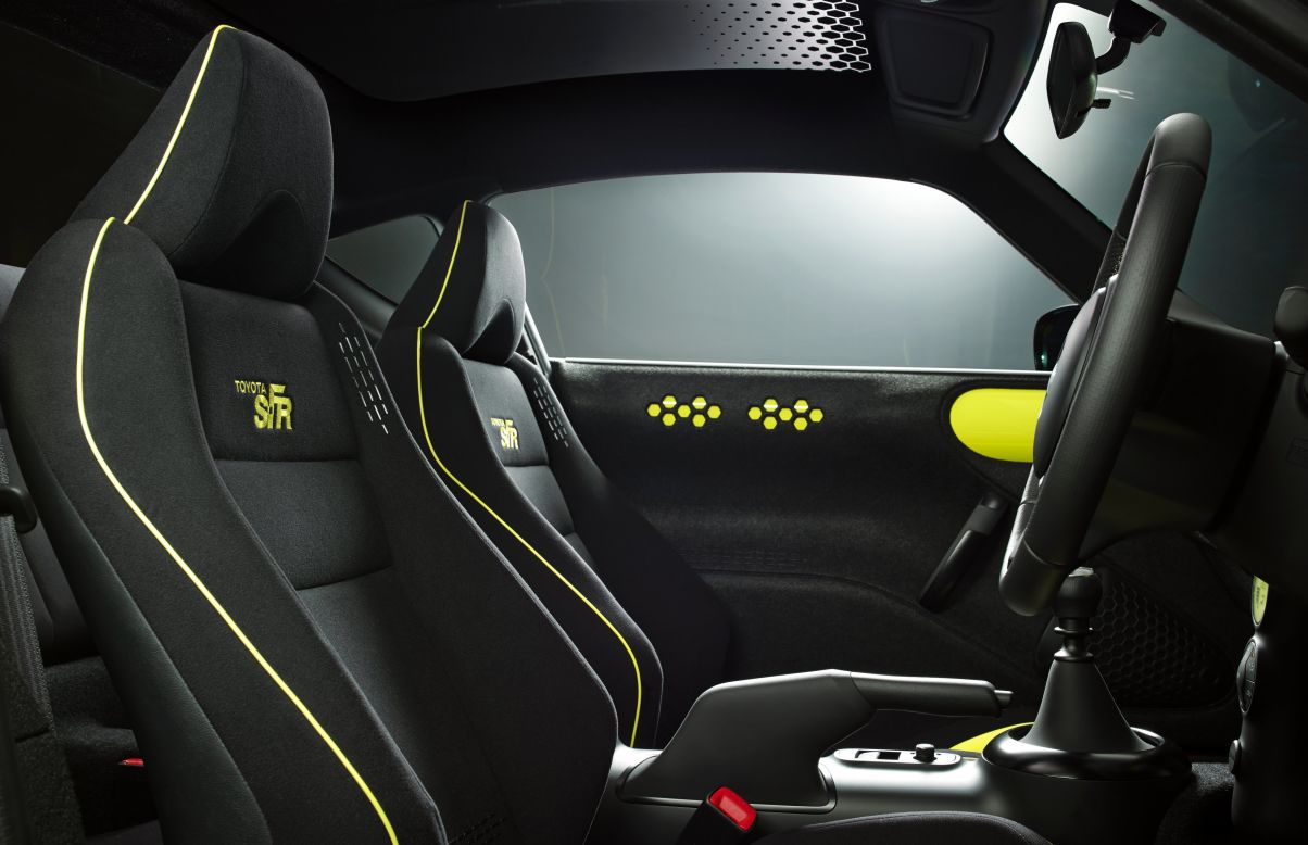 The S-FR's neat interior finish combines fabric, rubberized materials and body-colored metal.