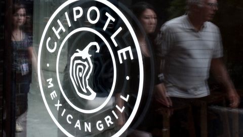 People pass walk by a Chipotle Restaurant in Manhattan on September 11, 2015 in New York. Chipotle's 1,850 restaurants spent September 9, 2015 in a cram effort to hire 4,000 new workers to staff a rapid expansion, as it adds 200 more outlets this year. Built on a pitch of fresh, organic and locally sourced ingredients for its burrito wraps and tacos, the thriving US chain is making clear it is not ready to ease up on expansion plans. AFP PHOTO/KENA BETANCUR (Photo credit should read KENA BETANCUR/AFP/Getty Images)