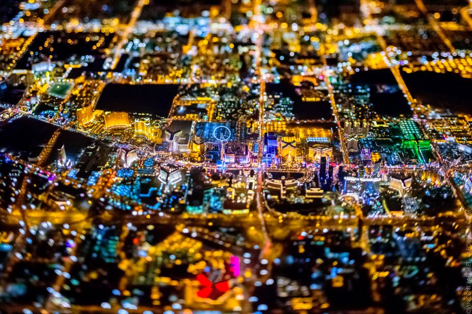 Laforet described Las Vegas as one of the brightest cities photographed, perhaps due to the surrounding blackness of the Nevada desert.