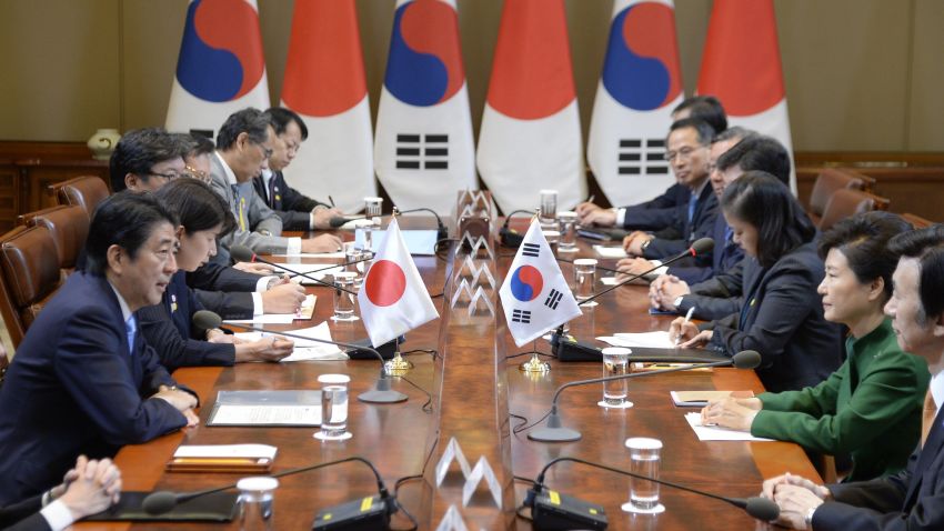 Japanese Prime Minister Shinzo Abe (L) talks with South Korean President Park Geun-Hye (R) during their meeting at the presidential house in Seoul on November 2, 2015.  Park sat down to her first summit with Abe after an extended period of deep diplomatic rancour and mistrust.  AFP PHOTO / POOLSONG KYUNG-SEOK/AFP/Getty Images
