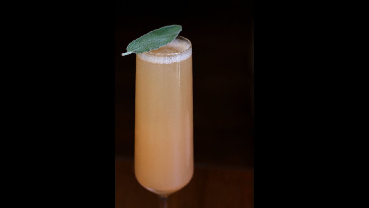 Who doesn't like apples or Champagne? This <strong>sparkling apple cocktail</strong> blends sweetness, tartness and bubbles.