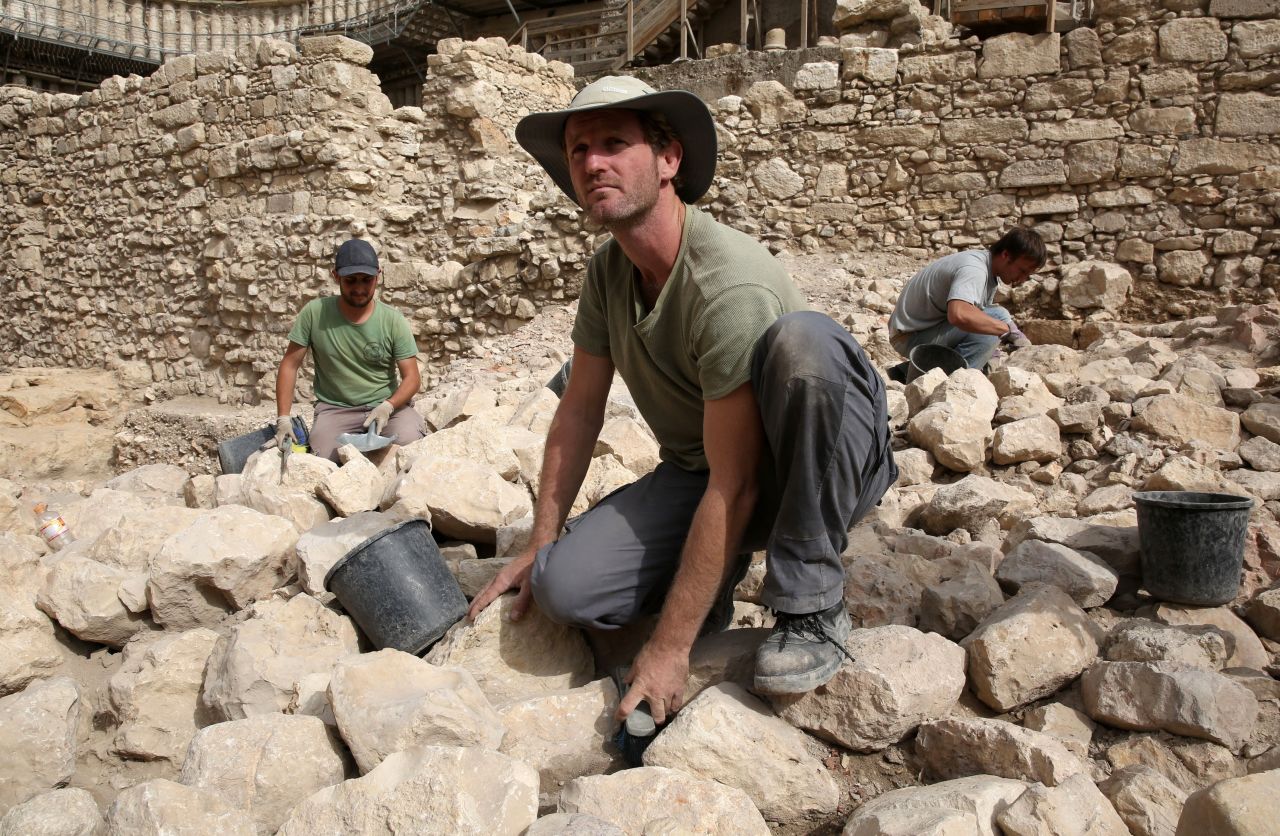 Workers from the Israeli Antiquity Authorities dig on November 3, 2015 at the excavation site near the City of David, adjacent to Jerusalem's Old City walls, where researchers are believed to have found the remains of Acra, a lost ancient fortress.