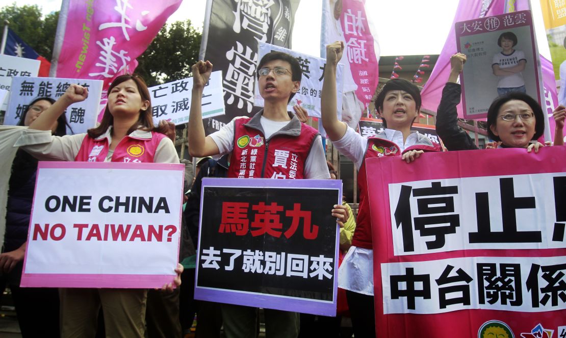 Protesters shout slogans with placards opposing the planned meeting of Taiwan's President Ma Ying-jeou with his China counterpart Xi Jinping in Taipei, Wednesday, Nov. 4, 2015. 