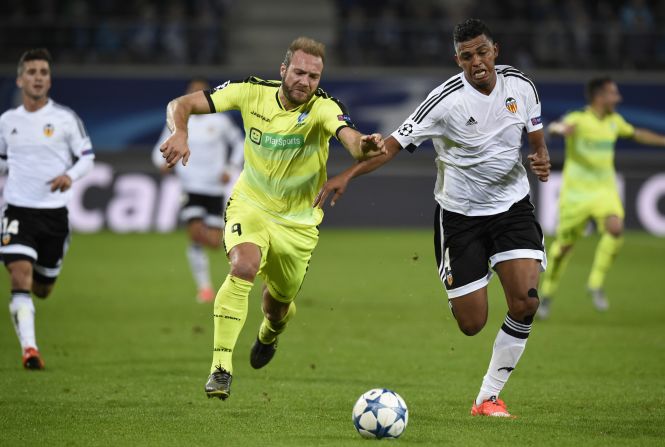 Belgian side Gent produced a fine performance to defeat Valencia 1-0 in Belgium to ensure its first victory of this campaign. Sven Kums scored from the penalty spot four minutes after the interval.