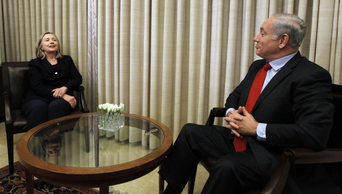 Clinton meets with Netanyahu at his residence in Jerusalem on September 15, 2010, as part of her talks with Israeli and Palestinian leaders.