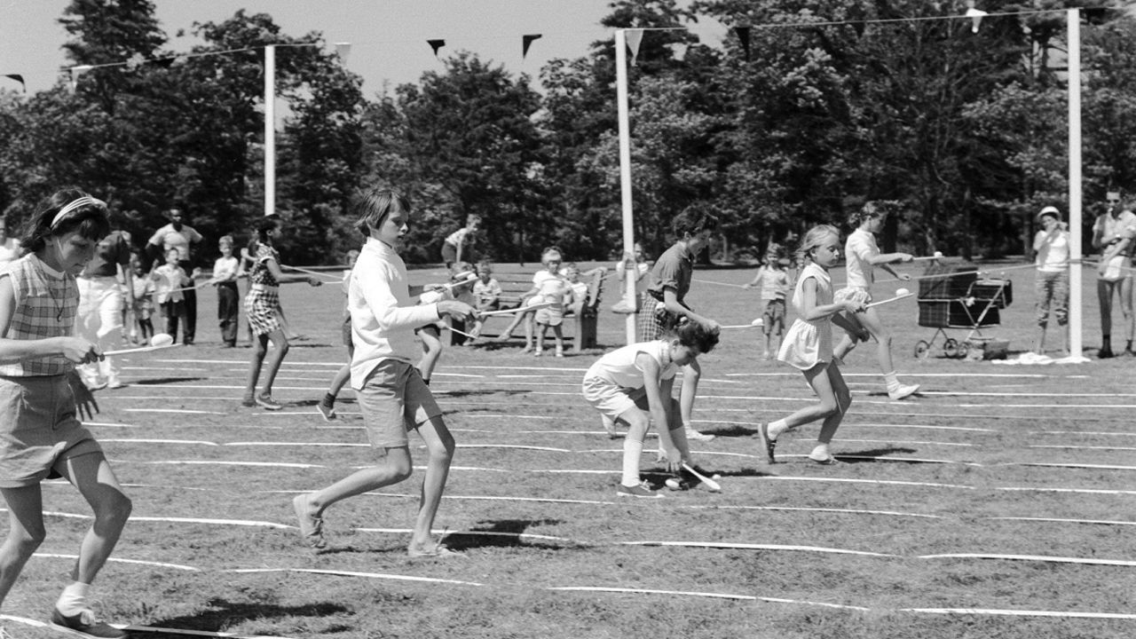 Circa 1955:  Children taking part in an 'Egg and Spoon' race at Heckscher State Park, Long Island, New York