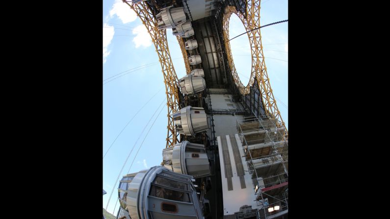 The cabins don't actually cross in the middle. They follow a gourd-shaped track. Each ride takes around 15 minutes.