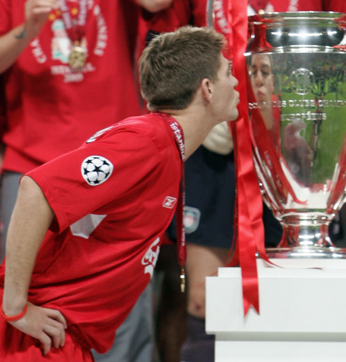 Istanbul, Turkey:  Liverpool's captain Steven Gerrard kisses the throphy surrounded by teammates at the end of the UEFA Champions league football final AC Milan vs Liverpool, 25 May 2005 at the Ataturk Stadium in Istanbul. 