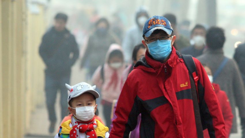 HARBIN, CHINA - NOVEMBER 03:  (CHINA OUT) Citizens wearing face masks walk in heavy smog on November 3, 2015 in Harbin, Heilongjiang Province of China. Heavy smog stroke northeast China with the visibility in parts of cities reaching less than 50 meters.  (Photo by ChinaFotoPress/ChinaFotoPress via Getty Images)