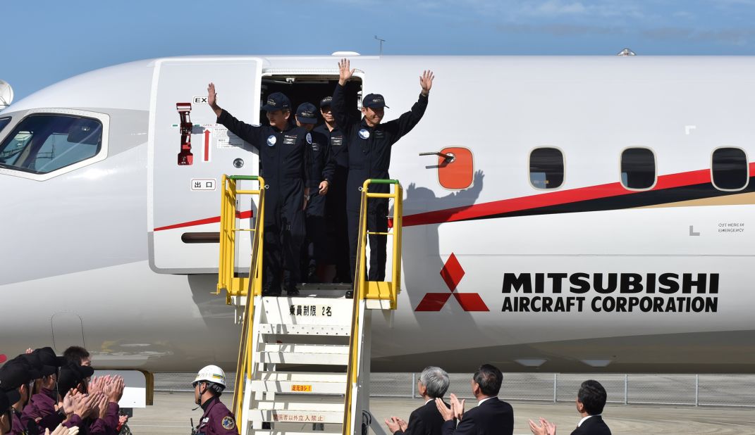 Pilots and crew of the MRJ are welcomed by ground staff at Nagoya after the test flight.