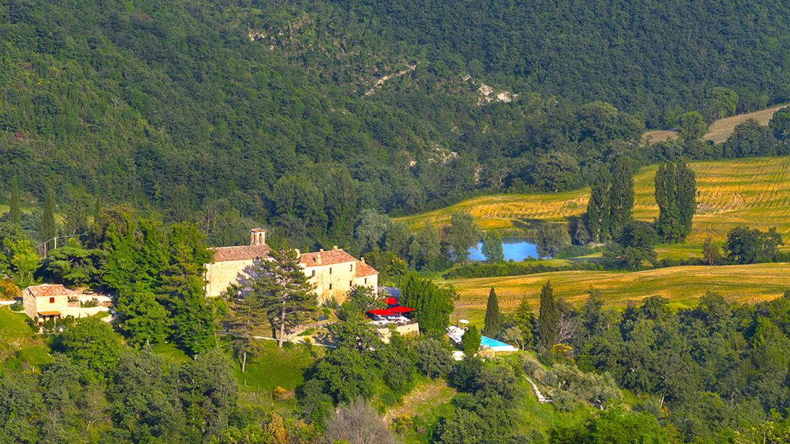 Eating and drinking is the top activity in this secluded hamlet.