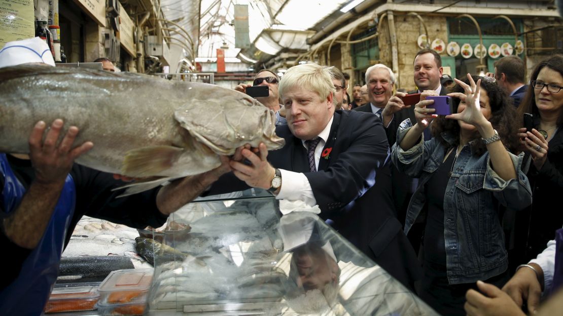 Boris Johnson looks at a fish while touring the Mahane Yehuda market in Jerusalem November 10, 2015.  