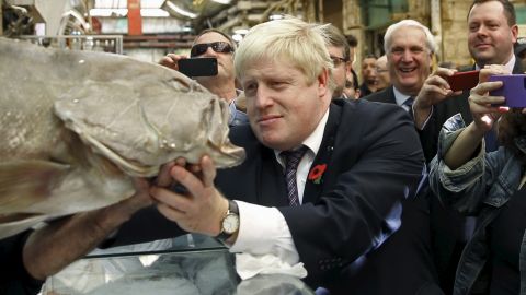 Boris Johnson looks at a fish while touring the Mahane Yehuda market in Jerusalem November 10, 2015.