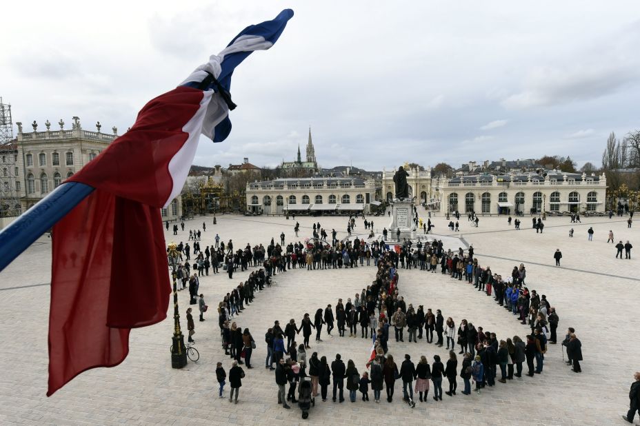 A human chain of 300 people formed the symbol of peace on the Place Stanislas in honor of the 128 victims and 300 injured.