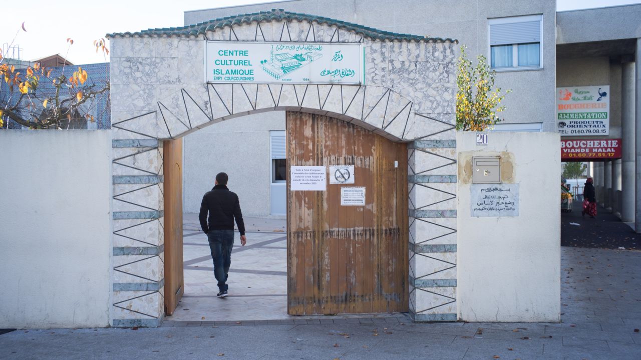 Entrance to the mosque in Courcouronnes.