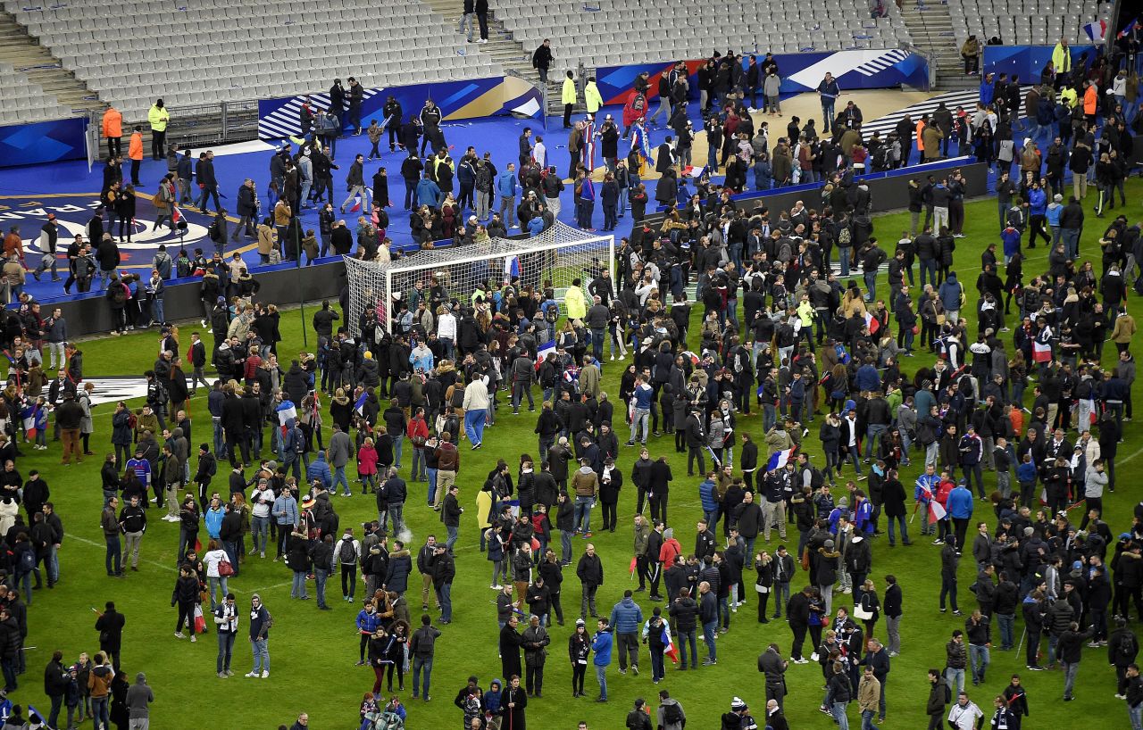 The game was played to its conclusion, but the 80,000 capacity crowd were told not to leave the stadium following the final whistle and gathered on the pitch before being evacuated.