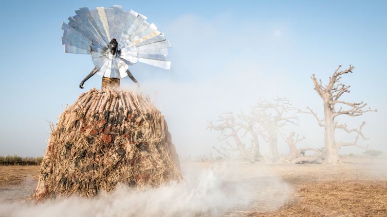The series challenges mankind's abuse of natural resources as well as society's indifference to more sustainable ways of living. The model's headdress points to solar energy solutions. 