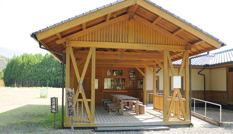 To make the route easier for pilgrims, the Tanabe City tourism team has redone signs and visitor centers. Teahouses and toilets have been built as well.