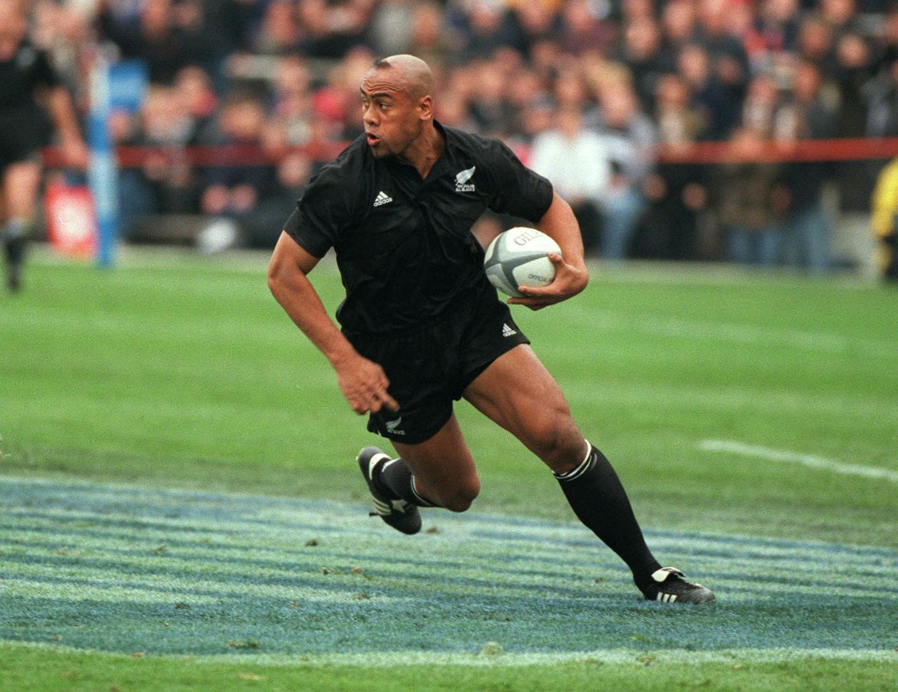 <a href="http://www.cnn.com/2015/11/17/sport/jonah-lomu-obit/index.html" target="_blank">Jonah Lomu</a>, a former rugby player from New Zealand widely regarded as one of the game's finest players, died in Auckland, New Zealand, on November 18. He was 40. Lomu's career was cut short when he was diagnosed with Nephrotic syndrome, a kidney condition, and he underwent a kidney transplant in 2004.