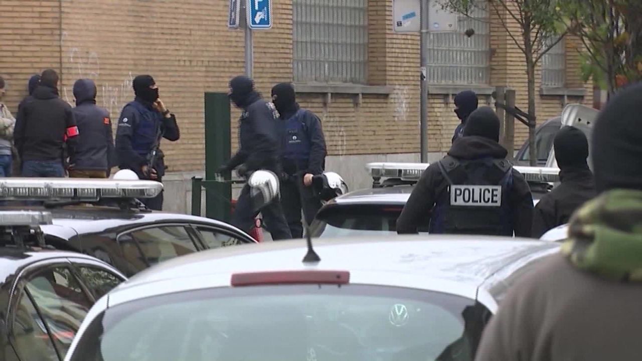 Paris attacks security fail Robertson pkg_00013328.jpg