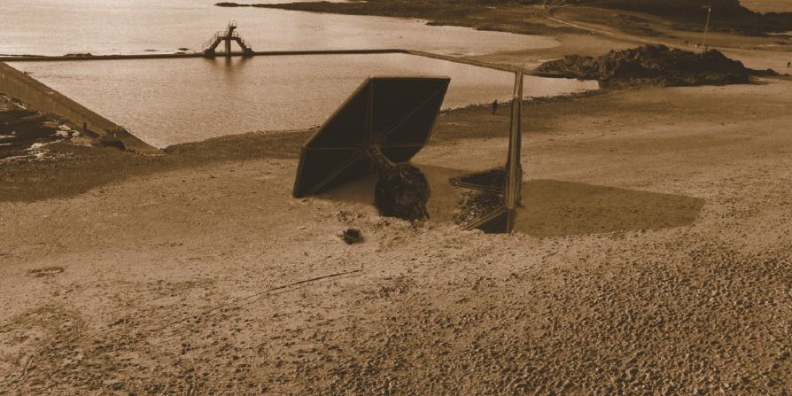Also known as the man responsible for the satirical cartoons of <a href="index.php?page=&url=http%3A%2F%2Fwww.yodablog.net%2F" target="_blank" target="_blank">Yodablog</a>,  Vivien's crashed TIE fighter in Saint Malo alludes to a tragic ferry accident some 20 years ago -- whilst also looking like the surface of Jakku, featured in Episode VII.