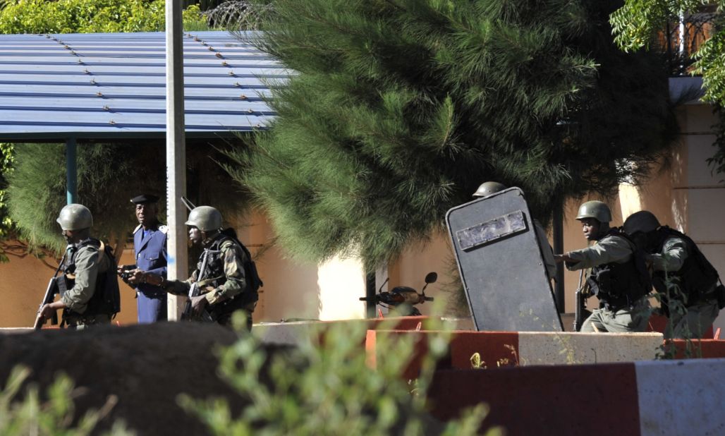 Malian troops take their positions during rescue efforts on November 20.