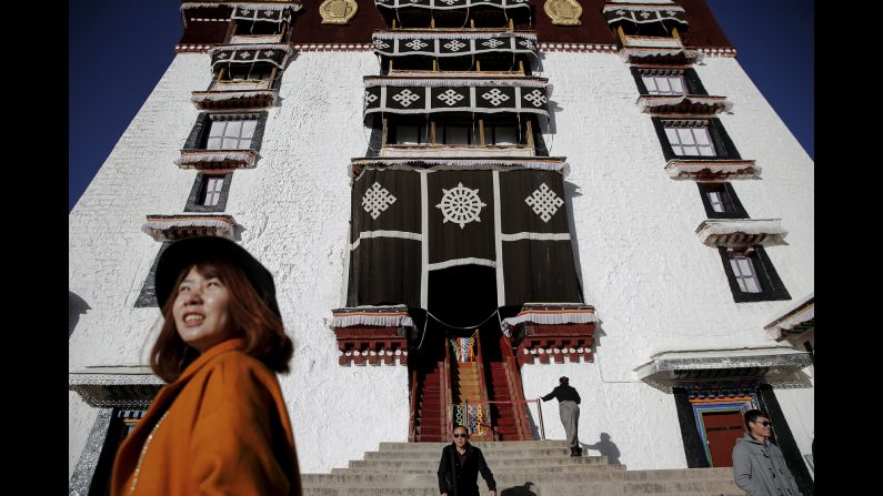 Once the seat of Tibetan government and traditional residence of Dalai Lama, the Potala Palace is a 13-story palace with more than 1,000 rooms.