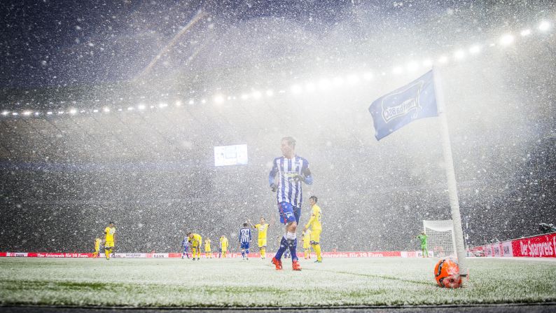 Hertha Berlin's Vladimir Darida prepares to take a corner kick during a snowy Bundesliga match in Berlin on Sunday, November 22.
