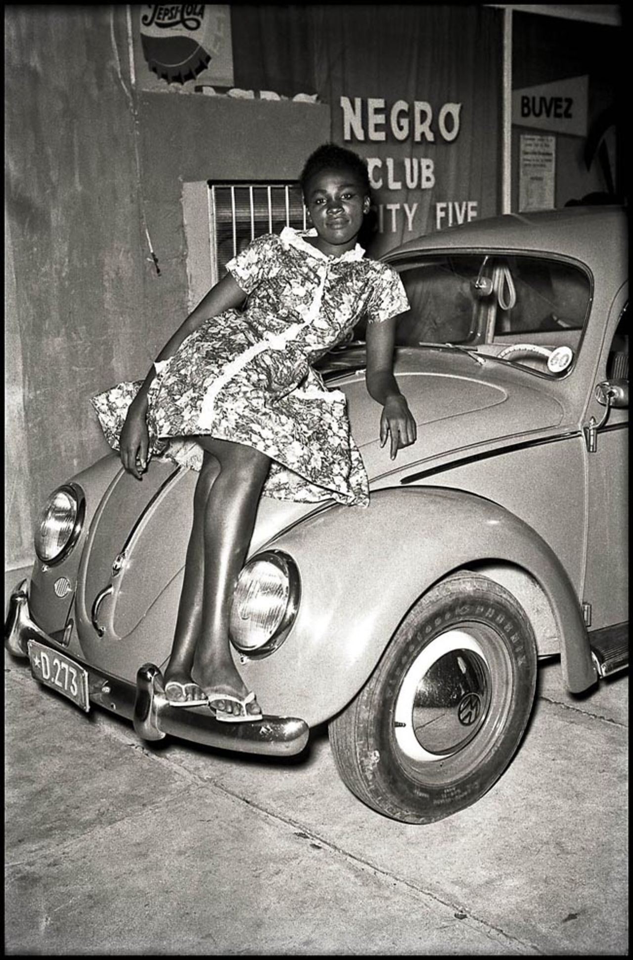 Depara also captured other areas of Congo's youth culture. Whilst the Bills were defending their territories, others were heading to the busy clubs of Kinshasa, known for its Polka, Maringa, Tango and Rumba scenes.